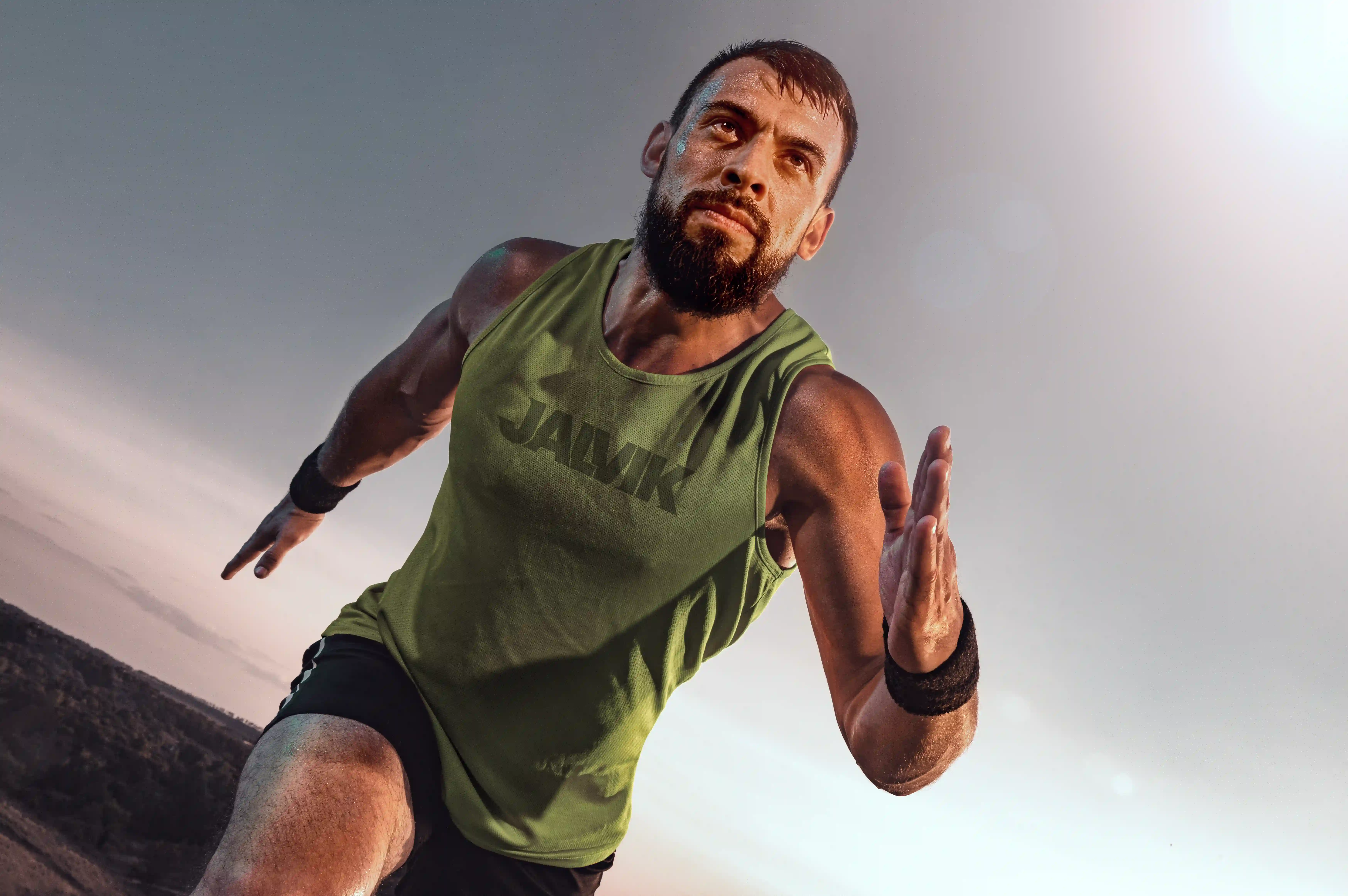 Atleta JALVIK corriendo al atardecer